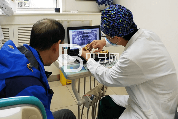 口福故事丨松牙重新固定，不受拔牙苦，6旬老人重享“舌尖上的幸?！?></p>
						</div>
						<div   id=