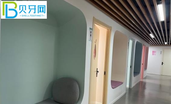 武漢青橙口腔能刷社?？▎?/></p>
<p>五：武漢青城口腔診所地址在哪里？</p>
<p>湖北省武漢市洪山區(qū)光谷SBI創(chuàng)業(yè)街2號樓</p>
<p>綜上所述：武漢傾誠口腔是正規(guī)靠譜的口腔機(jī)構(gòu)。價(jià)目表是負(fù)擔(dān)得起的，不貴。網(wǎng)友評論說，醫(yī)生的牙科技術(shù)比較好，大家可以放心治牙！</p>
            <p>以上是關(guān)于<strong>武漢青橙口腔怎么樣是正規(guī)的嗎，收費(fèi)怎么樣，能刷社?？▎?/strong>的相關(guān)介紹，想要了解更多醫(yī)生，案例等內(nèi)容，歡迎在線咨詢客服哦。</p>
            <div   id="cljrrqk4jn"   class="content_tag">
                <div   id="cljrrqk4jn"   class="content_tag_left">關(guān)鍵詞：</div>
                <div   id="cljrrqk4jn"   class="content_tag_right">
                     
                    <a class="content_tag_right_item" href="/tag/%E9%9D%92%E6%A9%99">青橙</a> 
                     
                    <a class="content_tag_right_item" href="/tag/%E7%A7%8D%E7%89%99">種牙</a> 
                     
                    <a class="content_tag_right_item" href="/tag/%E5%8F%A3%E8%85%94%E6%8A%A4%E7%90%86">口腔護(hù)理</a> 
                     
                    <a class="content_tag_right_item" href="/tag/%E6%AD%A3%E8%83%BD%E9%87%8F">正能量</a> 
                    
                </div>
            </div>
            <p class="ask_doctor">
                <a ><img src="/static/images/dibuzx.jpg" title="" alt="在線咨詢" rel="nofollow"></a>
            </p>
            <p class="show_bianji">編輯：</p>
        </div>
        <div   id="cljrrqk4jn"   class="fr width_fr mohutupian">
            <!--  -->
            <div   id="cljrrqk4jn"   class="zixun_gonglue mt0 margin_l">
                <h3><i></i>牙友點(diǎn)評<a href="/list_3/" class="fr mor_l"><span>更多></span></a></h3>
                 
                <ul>
                    <li>
                        <a href="/list_3/5051.html" class="img"><img src="/static/upload/images/y20221202/z5yxgq1v4dz.jpg" alt="浙江衢州鹿鳴口腔門診怎么樣？"></a>
                        <p class="tit"><a href="/list_3/5051.html">浙江衢州鹿鳴口腔門診怎么樣？</a></p>
                        <p class="txt">浙江衢州鹿鳴口腔門診怎么樣？浙江衢州鹿鳴口腔門診是一家以提供優(yōu)質(zhì)服務(wù)為特色的口碑門診。醫(yī)院環(huán)境溫馨舒適，裝修精致，積累了很好的口碑評價(jià)。1.浙江衢州鹿鳴口腔門診···<a href="/list_3/5051.html">[詳細(xì)]</a></p>
                    </li>
                </ul>
                 
                <ul>
                    <li>
                        <a href="/list_3/5050.html" class="img"><img src="/static/upload/images/y20221202/ktg5akngtcc.jpg" alt="蘇州康橋口腔醫(yī)院電話了解詳情，想了解客戶口碑"></a>
                        <p class="tit"><a href="/list_3/5050.html">蘇州康橋口腔醫(yī)院電話了解詳情，想了解客戶口碑</a></p>
                        <p class="txt">有朋友在后臺咨詢。我想知道蘇州康橋口腔醫(yī)院的評價(jià)是否好。我還打電話了解細(xì)節(jié)。為什么這么麻煩？本文是小編探店評估記錄。如果你想了解客戶的聲譽(yù)，請看這里！一、蘇州康···<a href="/list_3/5050.html">[詳細(xì)]</a></p>
                    </li>
                </ul>
                 
                <ul>
                    <li>
                        <a href="/list_3/5048.html" class="img"><img src="/static/upload/images/y20221202/azgp4rwnrhk.jpg" alt="上海奉浦醫(yī)院口腔科是坑人嗎？ 看完最近的口碑評價(jià)，我明白了"></a>
                        <p class="tit"><a href="/list_3/5048.html">上海奉浦醫(yī)院口腔科是坑人嗎？ 看完最近的口碑評價(jià)，我明白了</a></p>
                        <p class="txt">上海奉浦醫(yī)院口腔科是一個(gè)合格的口腔診療科，醫(yī)生團(tuán)隊(duì)也經(jīng)過了嚴(yán)格的篩選。為所有來醫(yī)院的患者創(chuàng)造一個(gè)穩(wěn)定的醫(yī)療質(zhì)量體驗(yàn)和舒適的牙科護(hù)理環(huán)境。奉浦醫(yī)院的聲譽(yù)好嗎？上?！ぁぁ?a href="/list_3/5048.html">[詳細(xì)]</a></p>
                    </li>
                </ul>
                 
                <ul>
                    <li>
                        <a href="/list_3/5046.html" class="img"><img src="/static/upload/images/y20221202/12mld3v4pbd.jpg" alt="金華蘭溪性價(jià)比高的牙科有哪些？金華卓奧口腔怎么樣？"></a>
                        <p class="tit"><a href="/list_3/5046.html">金華蘭溪性價(jià)比高的牙科有哪些？金華卓奧口腔怎么樣？</a></p>
                        <p class="txt">金華哪個(gè)牙科好？蘭溪市正規(guī)實(shí)惠的牙科有哪些？經(jīng)過小編的方便評價(jià)，我們找到了一個(gè)合格、價(jià)格實(shí)惠、口碑好的牙科。這是金華卓奧口腔。為什么推薦？請直接看下面的評論。金···<a href="/list_3/5046.html">[詳細(xì)]</a></p>
                    </li>
                </ul>
                 
                <ul>
                    <li>
                        <a href="/list_3/5044.html" class="img"><img src="/static/upload/images/y20221202/jqf2x1lt3e5.jpg" alt="杭州富陽金鉑利口怎么樣？口碑好嗎？市民說正規(guī)便宜好。"></a>
                        <p class="tit"><a href="/list_3/5044.html">杭州富陽金鉑利口怎么樣？口碑好嗎？市民說正規(guī)便宜好。</a></p>
                        <p class="txt">杭州還有很多大大小小的口腔醫(yī)院和診所，那么杭州哪個(gè)牙科比較好呢？杭州富陽金白金口腔怎么樣？口碑好嗎？根據(jù)當(dāng)?shù)厥忻竦姆答?，醫(yī)院正規(guī)可靠的牙科技術(shù)還可以，收費(fèi)價(jià)格合···<a href="/list_3/5044.html">[詳細(xì)]</a></p>
                    </li>
                </ul>
                
            </div>
        </div>
    </div>
</div>
<div   id="cljrrqk4jn"   class="list_kecheng layout">
    <h3 class="rem_title" style="width: 100%;">相關(guān)推薦</h3>
    <div   id="cljrrqk4jn"   class="rem_box">
         
        <div   id="cljrrqk4jn"   class="rem_item">
            <a href="/list_3/5051.html">浙江衢州鹿鳴口腔門診怎么樣？</a>
        </div>
         
        <div   id="cljrrqk4jn"   class="rem_item">
            <a href="/list_3/5050.html">蘇州康橋口腔醫(yī)院電話了解詳情，想了解客戶口碑</a>
        </div>
         
        <div   id="cljrrqk4jn"   class="rem_item">
            <a href="/list_3/5048.html">上海奉浦醫(yī)院口腔科是坑人嗎？ 看完最近的口碑評價(jià)，我明白了</a>
        </div>
         
        <div   id="cljrrqk4jn"   class="rem_item">
            <a href="/list_3/5046.html">金華蘭溪性價(jià)比高的牙科有哪些？金華卓奧口腔怎么樣？</a>
        </div>
         
        <div   id="cljrrqk4jn"   class="rem_item">
            <a href="/list_3/5044.html">杭州富陽金鉑利口怎么樣？口碑好嗎？市民說正規(guī)便宜好。</a>
        </div>
         
        <div   id="cljrrqk4jn"   class="rem_item">
            <a href="/list_3/5042.html">吉林愛牙口腔門診部好嗎？我們來看看口碑如何附地址。</a>
        </div>
         
        <div   id="cljrrqk4jn"   class="rem_item">
            <a href="/list_3/5039.html">長沙優(yōu)仕口腔好嗎？患者的口碑評價(jià)如何？</a>
        </div>
         
        <div   id="cljrrqk4jn"   class="rem_item">
            <a href="/list_3/5037.html">南通美奧口腔門診怎么樣？正式嗎？附門診時(shí)間和地址</a>
        </div>
        
    </div>
</div>
<footer>
            <div   id="cljrrqk4jn"   class="footer">
                <div   id="cljrrqk4jn"   class="layout clearfix">
                    <img src="/static/images/tmlogo.png" class="fl footer_logo" width="185" style="height:auto">
                    <ul class="fl">
                        <li id="cljrrqk4jn"    class="footer_nav">
                            
                            <a href="/news_1091/" title="口腔醫(yī)院排名" target="_blank">口腔醫(yī)院排名</a>
                            
                            
                            <a href="/news_1100/" title="口腔醫(yī)院價(jià)格" target="_blank">口腔醫(yī)院價(jià)格</a>
                            
                            
                            <a href="/pages_21/" rel="nofollow">關(guān)于我們</a>
                            
                            <a href="/pages_22/" rel="nofollow">聯(lián)系我們</a>
                            
                            <a href="/index.php/sitemap.xml" target="_blank">網(wǎng)站地圖</a>
                            
                            <a href="/pages_23/" rel="nofollow">版權(quán)申明</a>
                            
                            <div   id="cljrrqk4jn"   class="ba_398">
                                <a  target="_blank" rel="nofollow">網(wǎng)站備案號：京ICP備2022003338號-1</a>
                            </div>
                        </li>
                        <li>免責(zé)聲明：本網(wǎng)站部分內(nèi)容來源于公眾平臺及網(wǎng)絡(luò)，如有侵犯版權(quán)請聯(lián)系我們</li>
                    </ul>
                    <p class="footer_weixin fl">
                        <span>手機(jī)版</span>
                        <img src="/static/upload/image/20220213/1644733911763517.png" class="Wx_img" alt="">
                    </p>
                </div>
            </div>
        </footer>
        
        
	
<!--
<style>
img:after{
    content: 