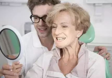 老年人種植牙的利弊？北京京一口腔正規(guī)嗎？