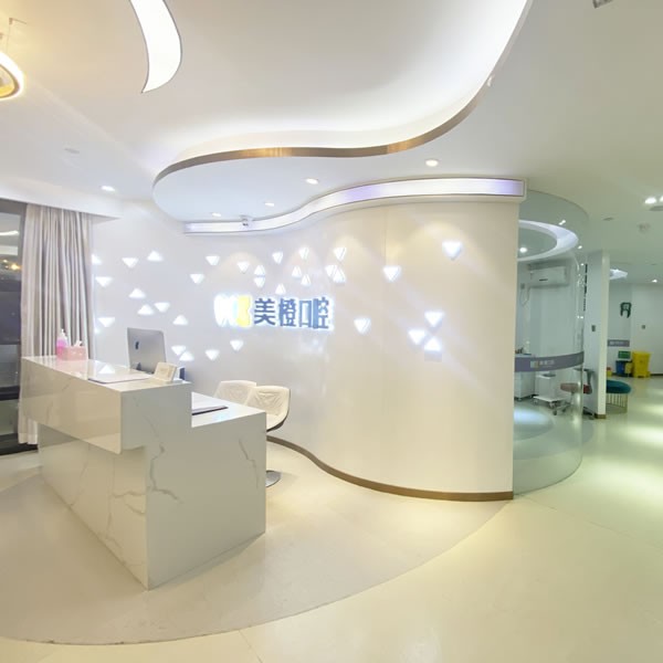 福州人工種植牙價(jià)錢(qián)多少！福州美橙口腔(倉(cāng)山萬(wàn)達(dá)店)種植牙價(jià)目表已更新，瑞士iti：6392元起/顆！