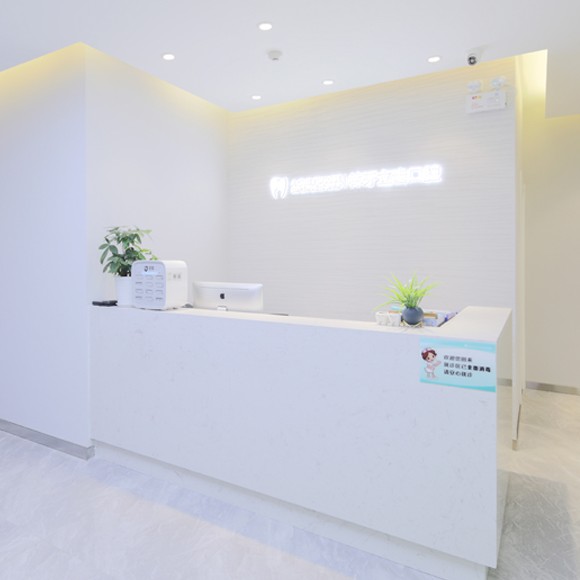 西安門牙種植牙多少錢一顆！西安林牙立齒口腔2023全新種牙價目表，國產(chǎn)康德泰種植牙價格：3278元起/顆！