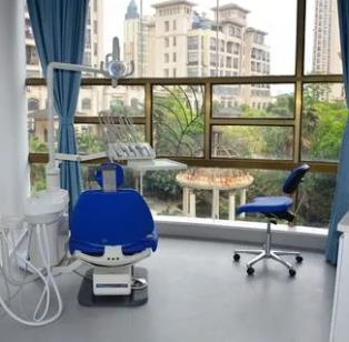 嘉興種植牙多少錢一顆！嘉興平湖山成口腔診所種植牙價格表更新，國產(chǎn)鈦基牙(BAM)種植牙價格：3499元起/顆！