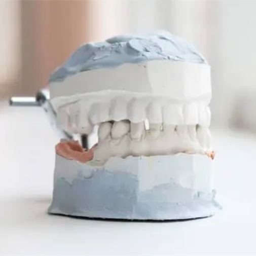 臺(tái)州50歲種牙口碑最好口腔醫(yī)院！臺(tái)州黃偉口腔實(shí)力強(qiáng)勁更安心！