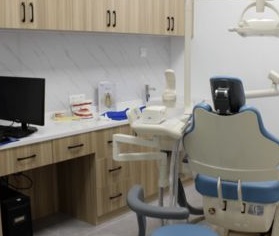 紹興周之?？谇?/></p><p>之?？谇粍?chuàng)辦于2017年，是經(jīng)市衛(wèi)生部門批準(zhǔn)注冊成立的正規(guī)牙科機構(gòu)，位于紹興上虞區(qū)百官街道人民中路296號，數(shù)年來一直秉承“讓每一個人擁有燦爛笑容”的辦醫(yī)理念，以平價消費與過硬的技術(shù)贏得了當(dāng)?shù)責(zé)o數(shù)老百姓的好評。</p><p>雖然周之?？谇坏脑簝?nèi)面積不算很大，但是就診環(huán)境舒適整潔，并且開展有數(shù)十種口腔預(yù)防、治療、保健項目，全方位解決大家的口腔困擾。</p><p>并且歷程數(shù)年的不斷發(fā)展，院內(nèi)如今擁有一支出色的醫(yī)護人員，每一位都有著扎實的口腔學(xué)理論基礎(chǔ)與豐富的臨床診療經(jīng)驗，會1:1結(jié)合顧客的生活習(xí)慣、口腔健康情況“量齒定制”合適的治療方案，深得大家的認(rèn)可。</p><p>而在各位網(wǎng)友關(guān)心的收費方面，周之海口腔也一直堅守“價格公道透明、無隱形消費”的準(zhǔn)則，院內(nèi)各牙科診療項目都有明確的收費區(qū)間，更是會經(jīng)常在節(jié)假日舉辦“降價優(yōu)惠活動”，減輕大家的經(jīng)濟負(fù)擔(dān)，性價比非常的高。</p><p>周之?？谇贿€注重診療健康，嚴(yán)格遵守衛(wèi)生部門的相關(guān)管理條例，對臨床中各類使用牙科器械進行“一械一人一用一消毒”標(biāo)準(zhǔn)化無菌措施，杜絕出現(xiàn)交叉感染，解除大家看牙的后顧之憂，安心放心的就診。</p><p>同時醫(yī)院還會不定期舉辦口腔健康知識講座，糾正大家日常生活中的口腔不良習(xí)慣，了解預(yù)防為主的理念，減少口腔疾病的發(fā)生。</p><p><strong>醫(yī)院地址：</strong>百官街道江揚路888號A1幢1層2層</p><p><strong>營業(yè)時間：</strong>早上08:30:00~下午19:00:00（無節(jié)假日)</p><p><strong>規(guī)模：</strong>經(jīng)營面積500m2</p><p style=